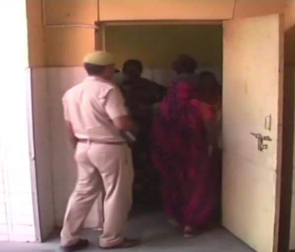 बदायूं: पुलिस की बेरुखी के बाद गैंगरेप पीड़िता ने खुदकुशी की, पुलिस ने आरोपों को बताया था झूठा badaun gangrape victim commited suicide बदायूं: पुलिस की बेरुखी के बाद गैंगरेप पीड़िता ने खुदकुशी की, पुलिस ने आरोपों को बताया था झूठा