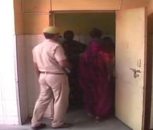 बदायूं: पुलिस की बेरुखी के बाद गैंगरेप पीड़िता ने खुदकुशी की, पुलिस ने आरोपों को बताया था झूठा