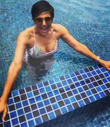 अपनी बोल्डनेस से मंदिरा बेदी 46 की उम्र में भी दे रही हैं 26 की अभिनेत्रियों को भी मात