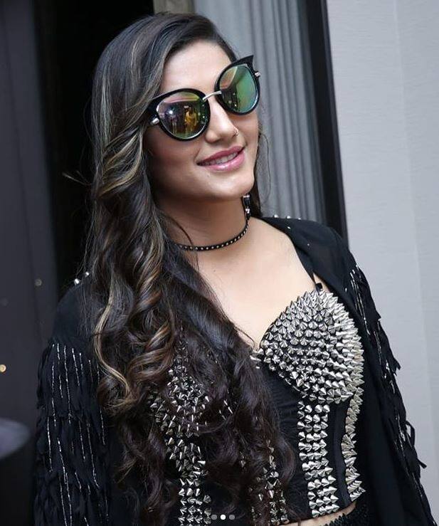 फिल्मों की बात करें तो 'बिग बॉस' में जाने के बाद सपना की लोकप्रियता काफी बढ़ गई हैं. 'सोनू के टीटू की स्वीटी की शादी' में आइटम सॉन्ग पर डांस कर जहां सपना सने सभी को हैरान कर दिया था. वहीं पहली बार सिल्वर स्क्रीन पर अपनी मौजूदगी भी दर्ज करा दी है.