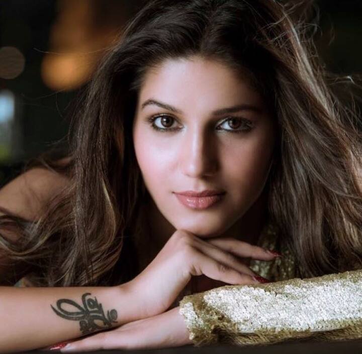 इस आइटम सॉन्ग के बाद सभी को उनके बॉलीवुड डेब्यू का काफी बेसब्री से इंतजार है. सपना हाल के दिनों में कई फिल्मों और अवार्ड कार्यक्रम में परफार्मेंस देती नजर आई हैं. अभी बीते दिनों सपना ने अर्शी खान और राखी सावंत के साथ बनारस में सपा नेता डॉ बहादुर सिंह यादव के बेटे की शादी समारोह में हिस्सा लिया था.