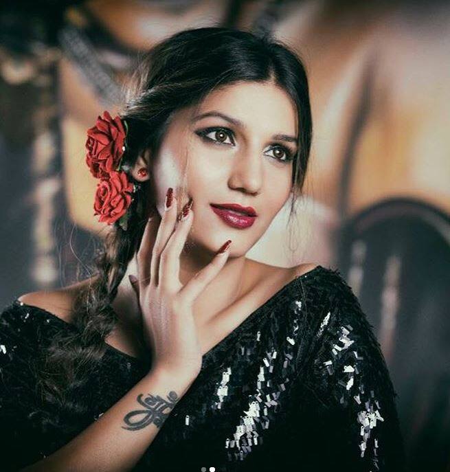 सपना चौधरी अपने फिटनेस पर पहले से ज्यादा ध्यान दे रही हैं. सपना ने अपना वजन कम कर लिया है. सपना चौधरी के फैन पहले हरियाणा से ज्यादा थे लेकिन बिग बॉस 11 के सीजन के बाद से इनकी फैन फॉलोइंग पूरे देश में बढ़ गई है