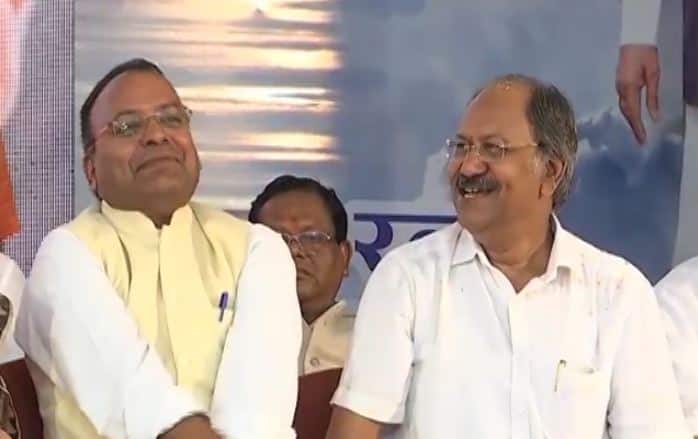 छत्तीसगढ़: अटल बिहारी वाजपेयी की अस्थि कलश कार्यक्रम में बीजेपी नेताओं ने लगाए ठहाके