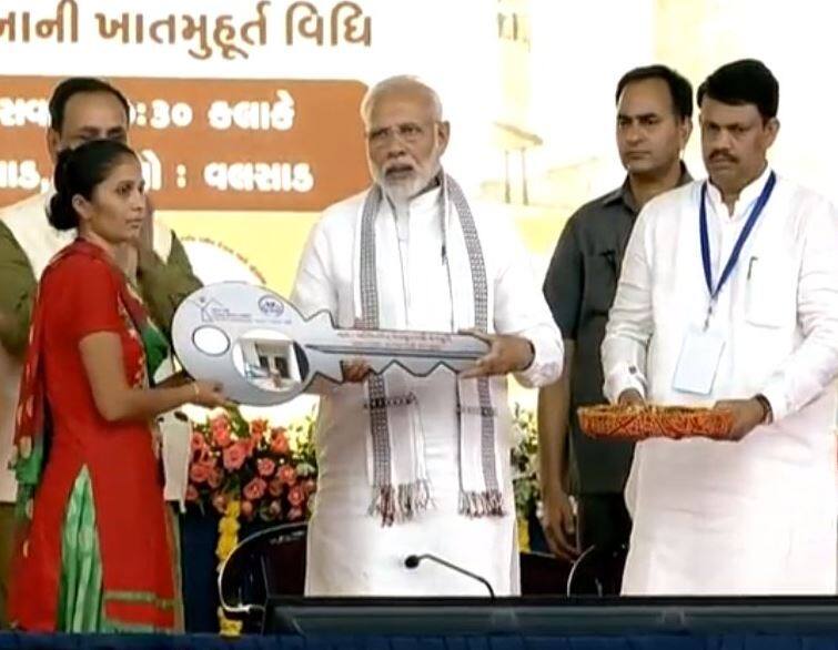 Gujarat: One lakh people have entered home under the housing scheme गुजरात: आवास योजना के तहत एक लाख लोगों ने किया गृह प्रवेश, मोदी बोले- 2022 तक सबके पास हो अपना मकान