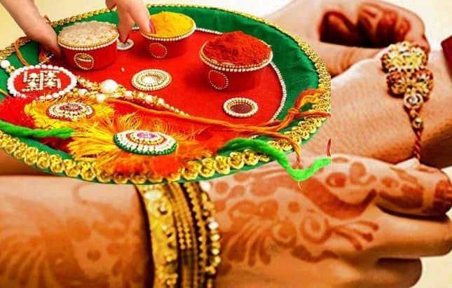श्रावण मास की पूर्णिमा पर रक्षाबंधन का पावन त्योहार मनाया जाता है. इस खास दिन पर बहनें अपने भाइयों को राखी बांधती हैं. इस बार यह पावन त्योहार 26 अगस्त को पड़ रहा है. बता दें कि रक्षाबंधन की परंपरा भारत में प्राचीन समय से है. तस्वीर: गूगल फ्री इमेज