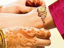 Raksha Bandhan 2018: जानें भाई की राशि के मुताबिक बहनों को कौन-सी राखी बांधनी चाहिए