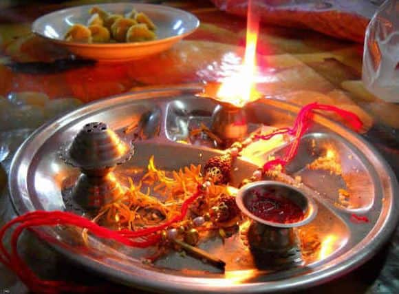 दूसरी ओर वृषभ राशि वाले भाईयों की कलाई पर बहनों को सफेद, लाल और नीले रंग का धागा मिलाकर रक्षासूत्र बांधना चाहिए. तस्वीर: गूगल फ्री इमेज