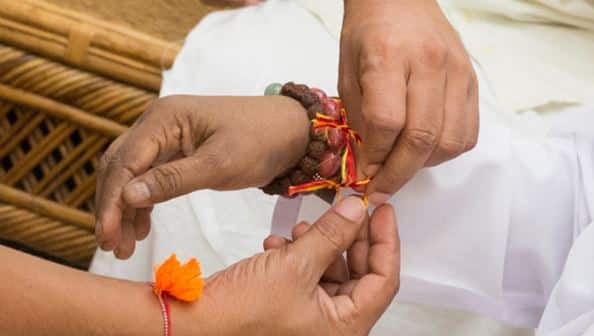 मिथुन राशि वाले भाईयों की कलाई पर बहनें सफेद, हरा और नीले रंग का धागा मिलाकर बांध सकती हैं. तस्वीर: गूगल फ्री इमेज