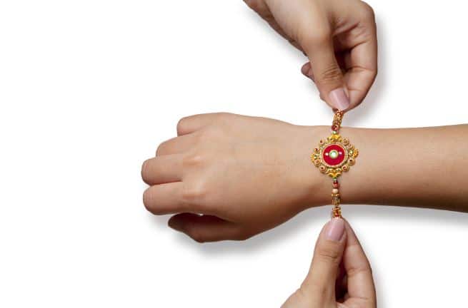 सिंह राशि वाले भाईयों को लाल और सिंदूरी धागे वाली राखी मिलाकर कलाई पर बांधनी चाहिए. तस्वीर: गूगल फ्री इमेज