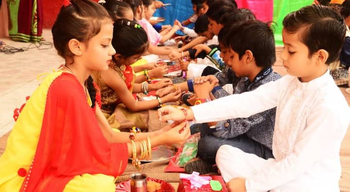 वहीं तुला राशि के भाई को सफेद और हरे रंग का धागा मिलाकर बहनें कलाई पर बांधें जिससे दोनों का दिन शुभ रहे. तस्वीर: गूगल फ्री इमेज