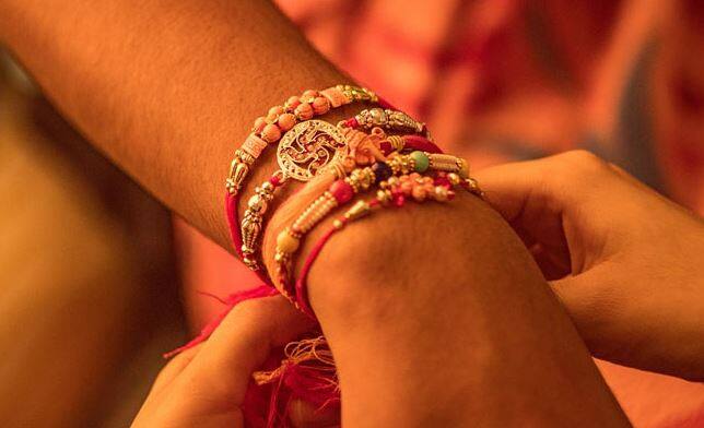 वृश्चिक राशि वाले भाईयों को तीन रंगों वाली राखी बांधनी चाहिए. इन तीन रंगों में सफेद, सिंदूरी और हरा रंग होना चाहिए. तस्वीर: गूगल फ्री इमेज