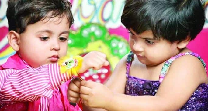 रक्षाबंधन पर मकर राशि के भाई की कलाई पर बहनें लाल, सफेद और हरे रंग के धागे मिलाकर बांधें. तस्वीर: गूगल फ्री इमेज