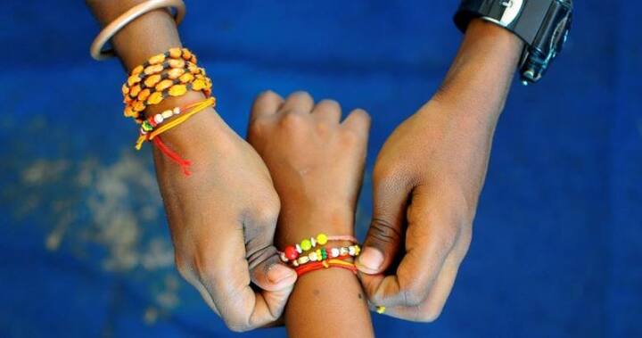  कुंभ राशि के भाई की कलाई पर नीले, लाल और सफेद रंग के धागे मिलाकर बांधें. तस्वीर: गूगल फ्री इमेज 