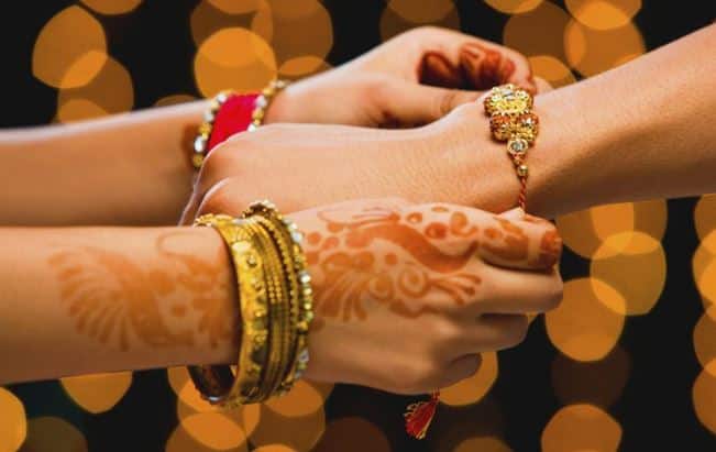  मीन राशि के भाई की कलाई पर सफेद, पीला और नीले रंग के धागे मिलकार बांधें और बहनें राखी बांधते समय 'ऊं नारायण नमो नम:' का जप करके तीन गांठ लगाएं. तस्वीर: गूगल फ्री इमेज 