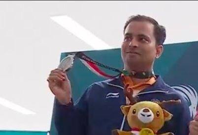 भारतीय निशानेबाज संजीव राजपूत ने मंगलवार को यहां 18वें एशियाई खेलों में पुरुषों की 50 मीटर राइफल-3 पोजिशन स्पर्धा का सिल्वर मेडल अपने नाम करने में कामयाब रहे. 