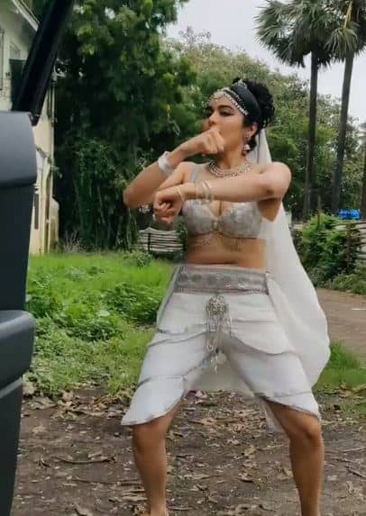 अदा ने कुछ दिन पहले ही किकी चैलेंज को स्वीकार किया था और अपनी कार से बाहर निकल कर डांस भी किया था. तस्वीर: इंस्टाग्राम