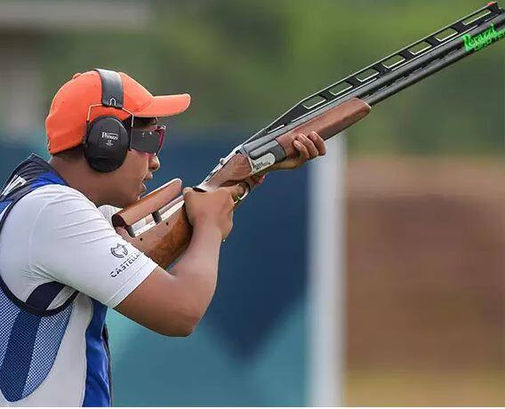  इंडोनेशिया में चल रहे 18वें एशियन गेम्स में 15 साल के शार्दुल विहान ने निशानेबाजी में सिल्वर मेडल जीता है. तस्वीर: एएफपी