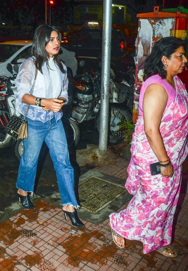 इस दौरान प्रियंका हमेशा की तरह काफी खूबसूरत दिखाई दे रही थी. वहीं उनकी मम्मी भी पिंक कलर की साड़ी में काफी अच्छी लग रही थीं. (तस्वीर: मानव मंगलानी)