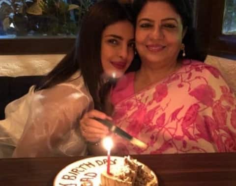 प्रियंका चोपड़ा ने सेलिब्रेट किया पापा का बर्थडे, मां के साथ डिनर पर काटा केक प्रियंका चोपड़ा ने सेलिब्रेट किया पापा का बर्थडे, मां के साथ डिनर पर काटा केक