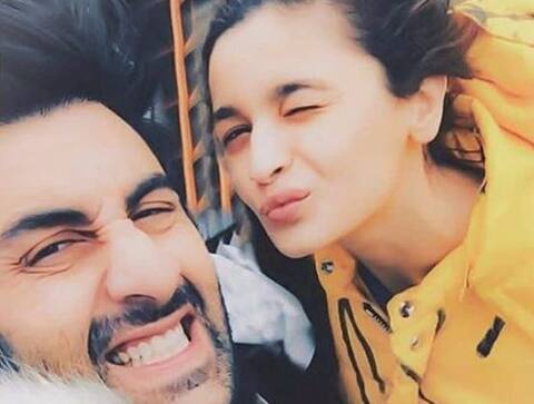 रिलेशनशिप की खबरों के बीच आलिया और रनबीर की अब तक की सबसे Romantic Photo आई सामने रिलेशनशिप की खबरों के बीच आलिया और रनबीर की अब तक की सबसे Romantic Photo आई सामने