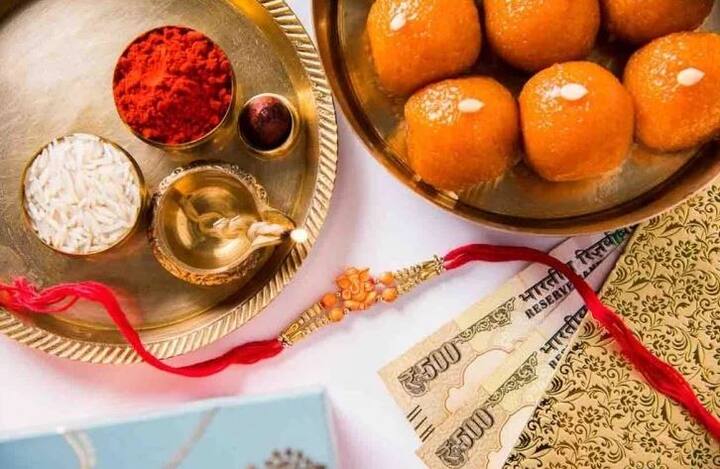 रक्षाबंधन का पावन त्योहार श्रावण मास की पूर्णिमा पर मनाया जाता है. इस दिन बहनें अपनी भाईयों के हाथों में राखी बांधती हैं. इस त्योहार की परंपरा बहुत पुरानी है. यह त्योहार इस बार 26 अगस्त को पड़ रहा है. तस्वीर: गूगल फ्री इमेज