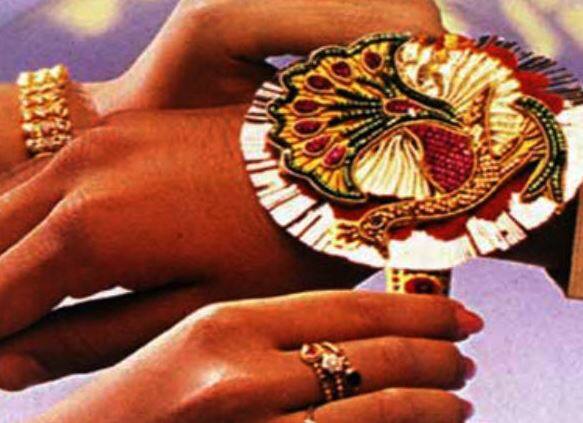 वृश्चिक राशि वाले लोग सोच समझकर बोलें, खासतौर पर यात्रा में सावधानी बरतें, संतुलित बातचीत करें, पके हुए भोजन का दान करें और चिड़ियों को दाना-पानी ज़रुर दें. तस्वीर: गूगल फ्री इमेज