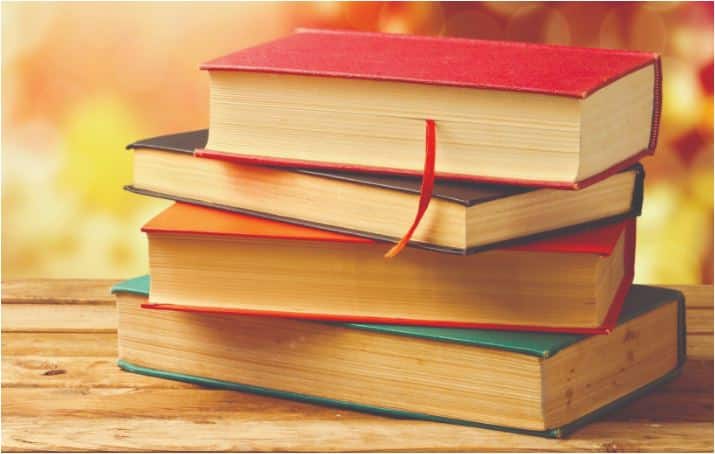 इसके अलावा भाई अपनी बहन को उसके पसंद की किताबें भी गिफ्ट कर सकते हैं. किसी भी लेखक की बुक आप अपनी बहन को जानकारी या पढ़ने के लिए दे सकते हैं. फोटो: गूगल फ्री इमेज