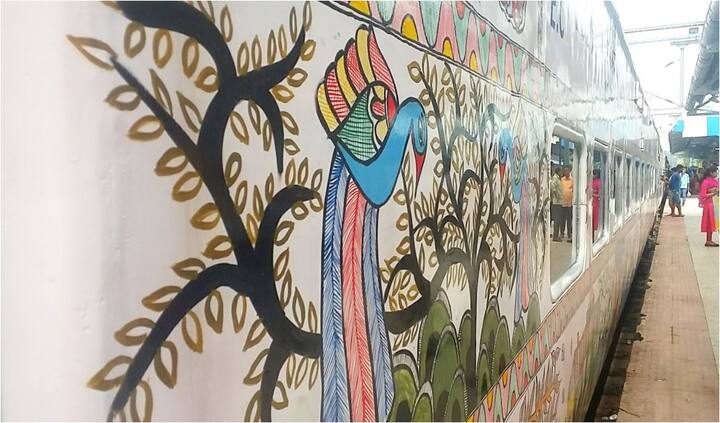 हालांकि, अभी ट्रेन की सभी डब्बो पर पूरी तरह से पेंटिंग नहीं किया गया है लेकिन धीरे धीरे ट्रेन की सभी कोचों पर यह पेंटिंग किया जा रहा है. नई दिल्ली रेलवे स्टेशन पर मौजूद यात्रियों की नज़र जब इस ट्रेन पर पड़ी तो पेंटिंग्स पर टिकी रह गयी. फोटो - ट्विटर