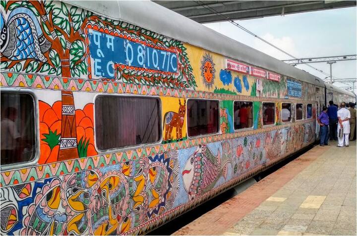 'बिहार संपर्क क्रांति' ट्रेन आज सबुह जब नई दिल्ली पहुंची तो लोगों को मिथिला पेंटिंग का खूबसूरत नमूना देखने को मिला. ये ट्रैन गुरुवार को बिहार के दरभंगा से दिल्ली के लिए रवाना हुई थी. फोटो - ट्विटर