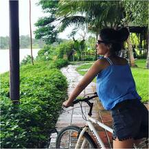 बरसात में कुछ इस तरह मजा कर रही हैं एक्ट्रेस हिना खान, देखें तस्वीरें