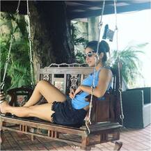 बरसात में कुछ इस तरह मजा कर रही हैं एक्ट्रेस हिना खान, देखें तस्वीरें