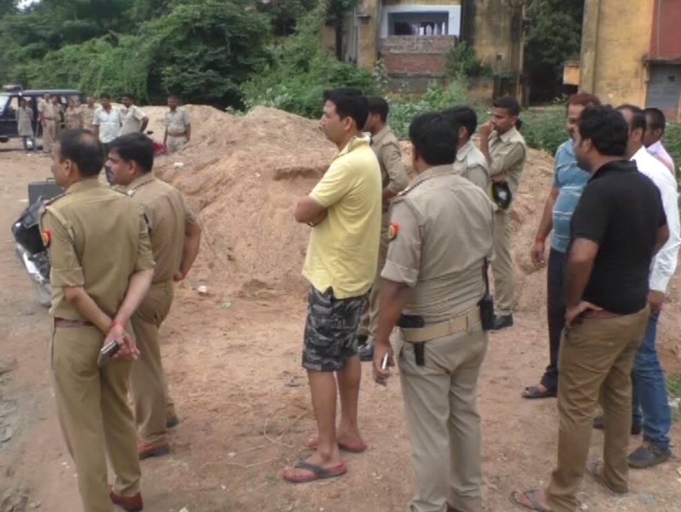 crude bomb blast in allahabad इलाहाबाद में देसी बम फटने से युवक घायल, चार जिंदा बम भी किए गए बरामद