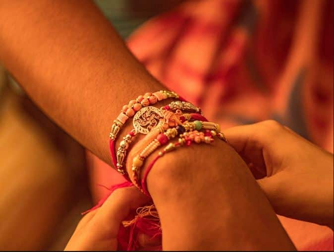 रक्षाबंधन 2018: जानें भाई की राशि के अनुसार किस रंग का धागा बांधे Know Color of the rakhi according to the brother's Zodiac Signs रक्षाबंधन 2018: जानें भाई की राशि के अनुसार किस रंग का धागा बांधे