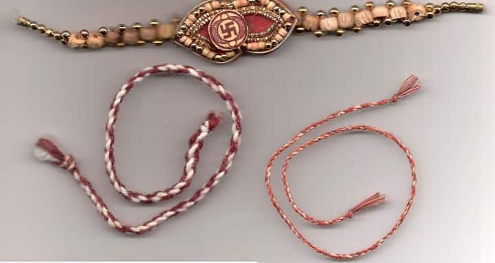 रक्षाबंधन नजदीक ही है, इस मौके पर बाजार और दुकान सुंदर- सुंदर गिफ्ट से सज गये हैं.  कवर और रिबन से बंधे गिफ्ट को देखकर ही चेहरे पर मुस्कुराहट छा जाती है. भाई- बहन के बीच गिफ्ट एक्सचेंज करना रिश्ते को और मजबूत बनाता है. फोटो- गूगल फ्री इमेज