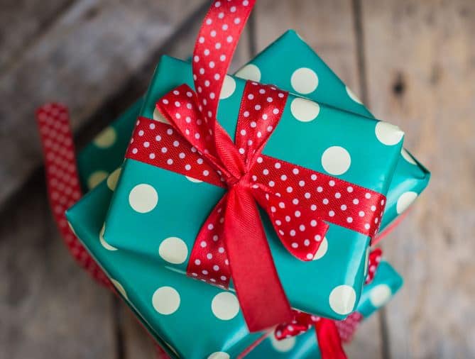 आज बाजार में ढेर सारे विकल्प मौजूद हैं और इनमें से अपने भाई- बहन के लिए खास का चुनाव करना मुश्किल हो जाता है. अगर आप भी अपने भाई या बहन के लिए कोई स्पेशल गिफ्ट सोच रहे हैं तो हम यहां हम आपको कुछ स्पेशल चीजों की लिस्ट बताते है. अगर आप अपने भाई या बहन को कोई गैजेट गिफ्ट करना चाहते हैं तो ये कुछ बेहतरीन विकल्प है. फोटो- गूगल फ्री इमेज