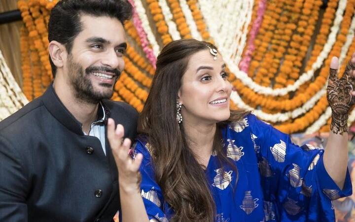 दोनों की अचानक हुई शादी के बाद से ही खबरें आने लगी थी कि नेहा धूपिया प्रेग्नेंट हैं लेकिन इन दोनों ने कभी इस पर कुछ नहीं कहा. अब शादी के तीन महीने बाद दोनों ने इस बात को सबके साथ शेयर किया है. (PHOTOS: INSTAGRAM )