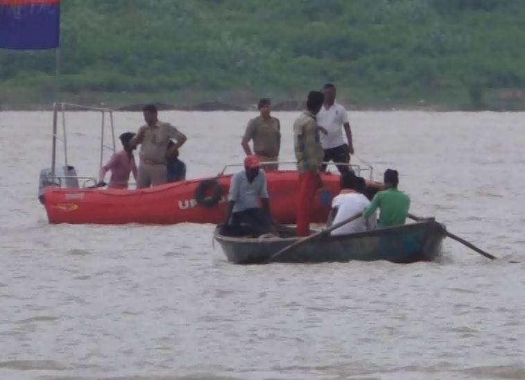 हाथ में हाथ डाल घूमे, सेल्फी ली और फिर यमुना में लगा दी छलांग lover couple suicide in allahabad हाथ में हाथ डाल घूमे, सेल्फी ली और फिर यमुना में लगा दी छलांग