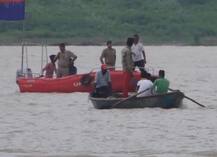 हाथ में हाथ डाल घूमे, सेल्फी ली और फिर यमुना में लगा दी छलांग