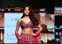 Lakme Fasion Week में रैंप पर उतरीं जाह्नवी कपूर, अपने कॉन्फिडेंस से जीता सकता दिल
