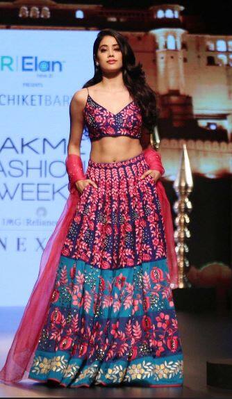 रैंप पर जाह्नवी ने खुद को बेहद बेहतरीन तरीके से कैरी किया हुआ था. फैशन शो के बाद मीडिया से बात करते हुए उन्होंने कहा कि उनकी बहन अंशुला को उनका रैंप लॉक ठीक लगा जिससे वो खुश हैं.