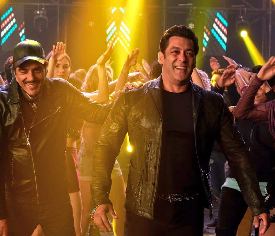 Watch: रेखा संग धर्मेंद्र ने एक बार फिर से किया 'रफ्ता-रफ्ता', सलमान ने भी लगाए ठुमके