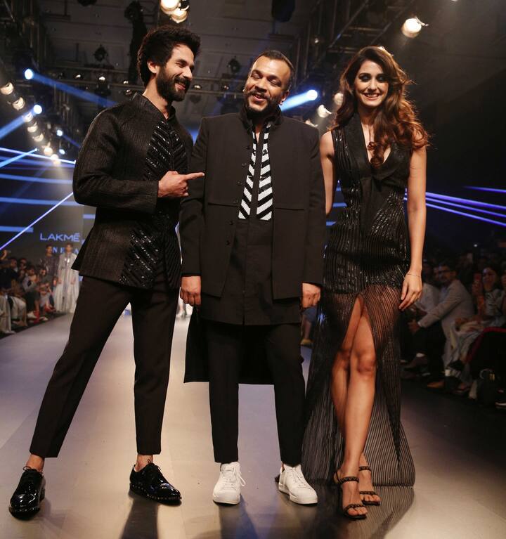 जहां फिल्मों में शाहिद और दिशा अभी तक स्क्रीन स्पेस शेयर करते दिखाई नहीं दिए हैं वहीं रैम्प पर भी पहली ही बार है जब ये दोनों एक साथ नजर आए हैं. (तस्वीर: मानव मंगलानी)