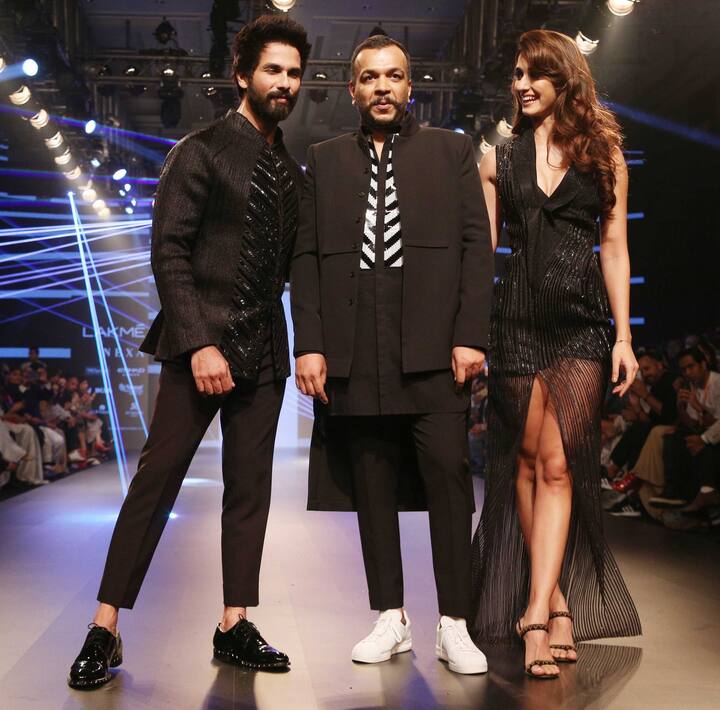 बॉलीवुड स्टार शाहिद कपूर मुंबई में चल रहे लैक्मे फैशन वीक में अभिनेत्री दिशआ पटानी के साथ रैम्प पर उतरे. उस दौरान उनकी कई सारी खूबसूरत तस्वीरें हम आपके लिए लाए हैं. (तस्वीर: मानव मंगलानी)