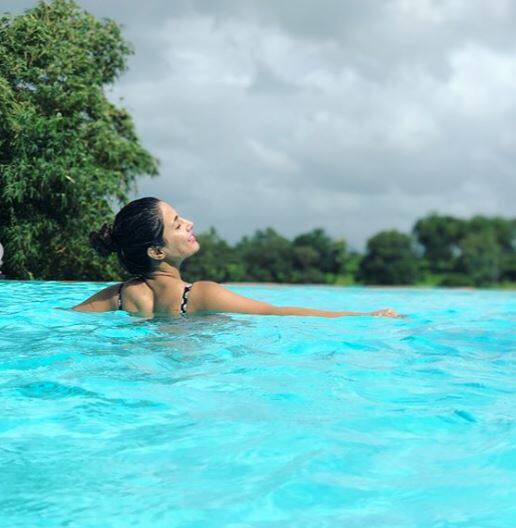 इन तस्वीरों में आप हिना की बोल्ड अदाओं को देख सकते हैं.