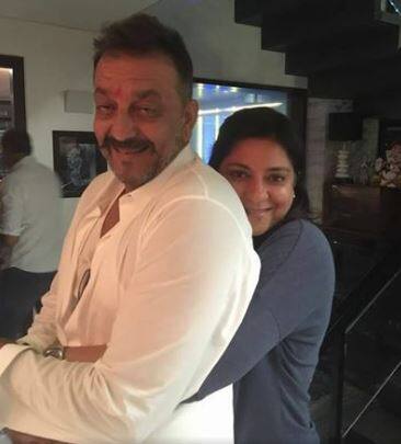 बॉलीवुड के संजू बाबा यानी संजय दत्त अपनी बहनों प्रिया और नम्रता दत्त को बेहद प्यार करते है. प्रिया दत्त पॉलिटिकल लीडर है. हाल ही में उनके पति ने एक फोटो शेयर की थी जिसमें वह भाई संजय को अपने हाथों से खाना खिला रही है. फोटो- इंस्टाग्राम
