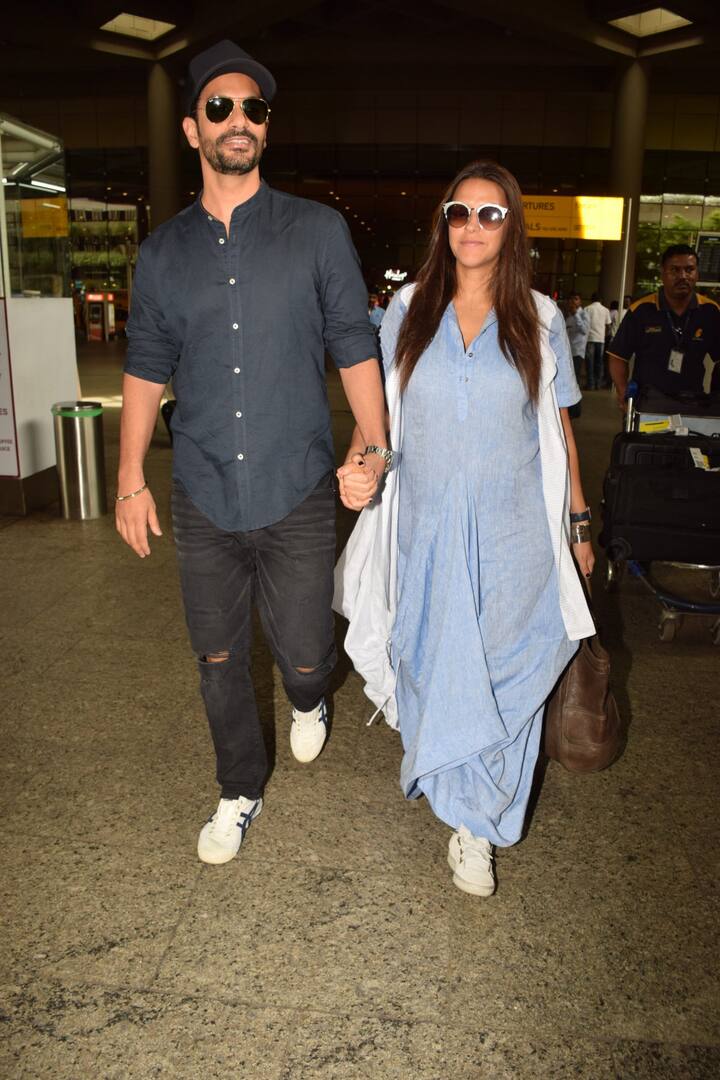 दोनों एक दूसरे का हाथ थामे कैमरों को पोज और वहां मौदूज फैंस को स्माइल दे रहे थे. (तस्वीर: मानव मंगलानी)