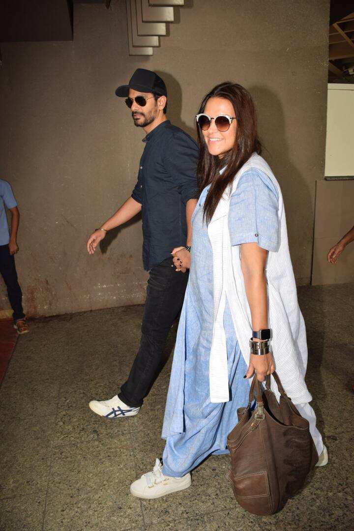 हालांकि जब नेहा एयरपोर्ट पर स्पॉट हुई तो उस वक्त उन्होंने अपने कंफर्ट के लिए काफी ढीले आउटफिट्स पहने हुए थे जिस कारण उनका बेबी बंप साफ नजर नहीं आ रहा था. (तस्वीर: मानव मंगलानी)