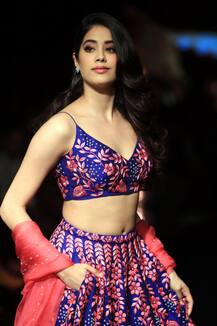 LFW18: रैंप पर उतरीं जाह्नवी कपूर, देखने वालों का दिल \'धड़क\' उठा, खुशी और अंशुला भी आईं नज़र, देखें