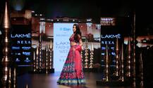 LFW18: रैंप पर उतरीं जाह्नवी कपूर, देखने वालों का दिल \'धड़क\' उठा, खुशी और अंशुला भी आईं नज़र, देखें