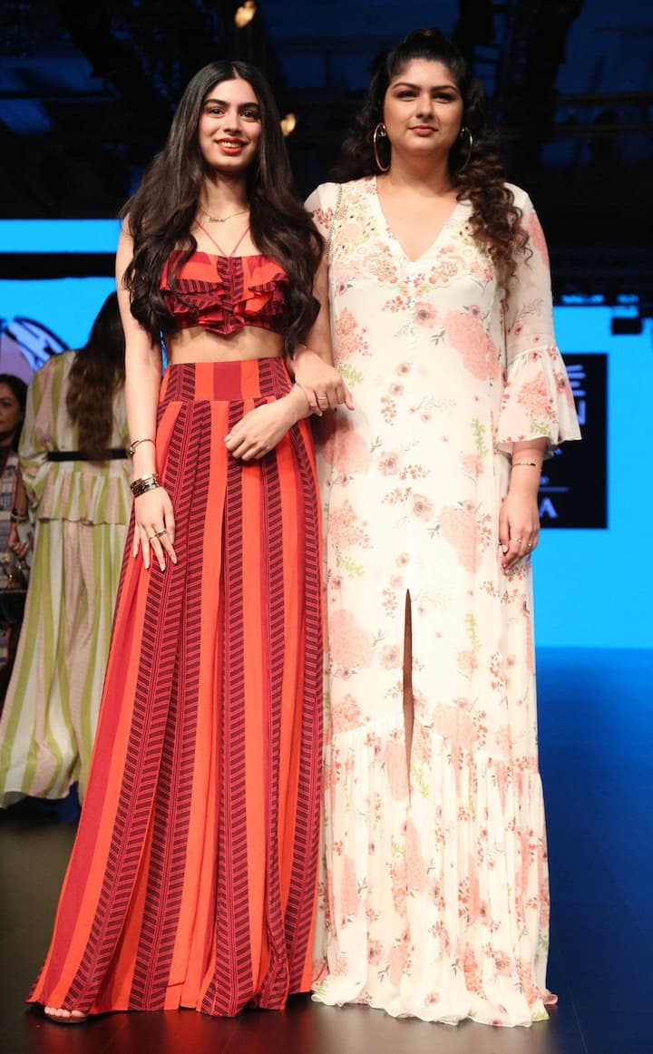 जाह्नवी कपूर का साथ देने यहां उनकी दोनों बहनें खुशी और अंशुला भी पहुंचीं.